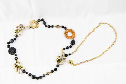 Gouden kettingriem met zwarte parels, schelpen, rotanelementen en medaillons