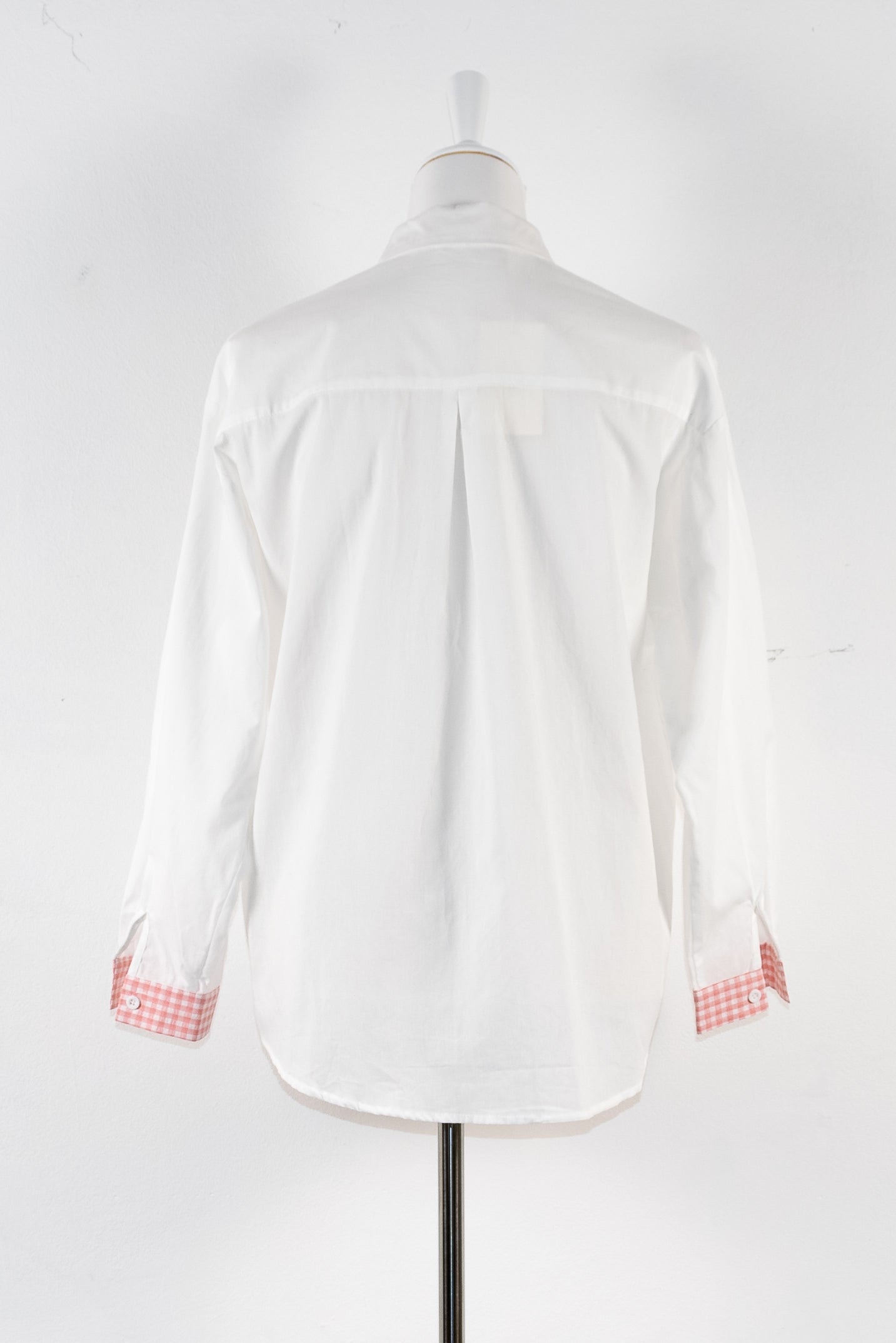 Wit overhemd met roze ruitdetails - Elegantie met een chique retro-touch