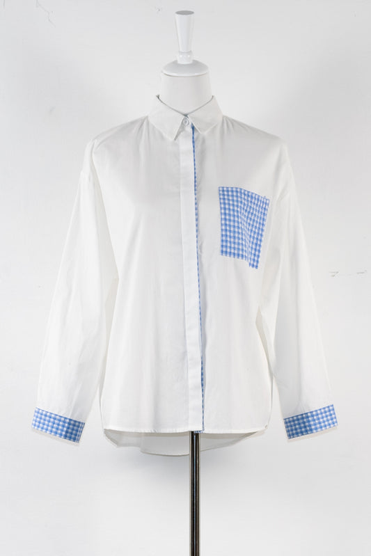 Wit overhemd met blauwe ruitdetails