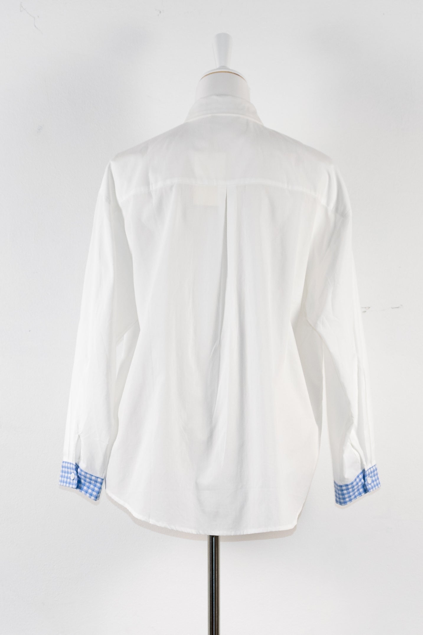 Wit overhemd met blauwe ruitdetails