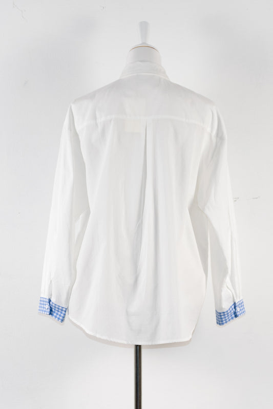 Wit overhemd met blauwe ruitdetails