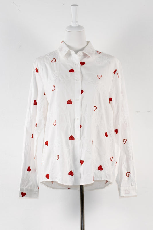 Wit shirt geborduurd met rode hartjes