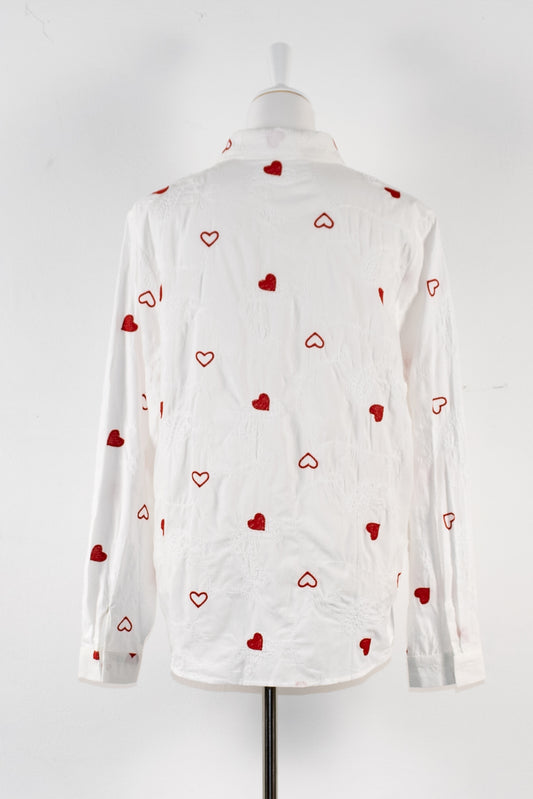 Wit shirt geborduurd met rode hartjes